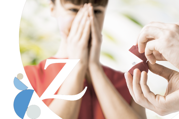 mujer emocionada ante un anillo