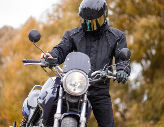 ¿Cómo puedo arrancar una moto sin batería?
