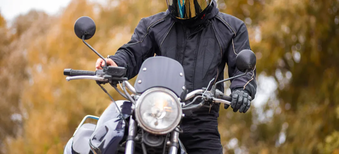 ¿Cómo puedo arrancar una moto sin batería?