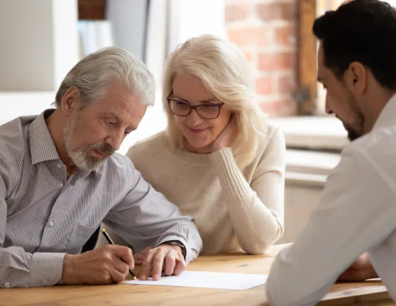 Pareja firmando testamento frente a notario