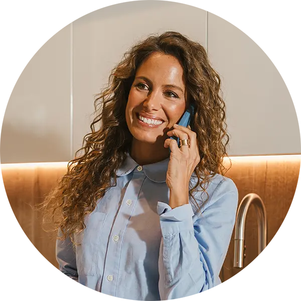 chica feliz hablando por teléfono