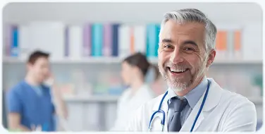 primer plano de un doctor en su consulta