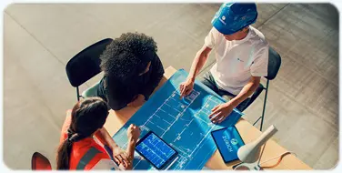 ingenieros mirando planos