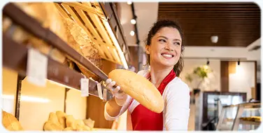 sonriente dependienta de una panadería