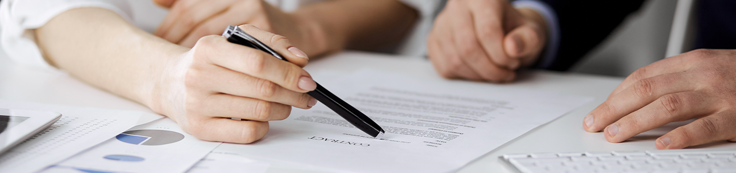 Dos personas revisando documentos comerciales